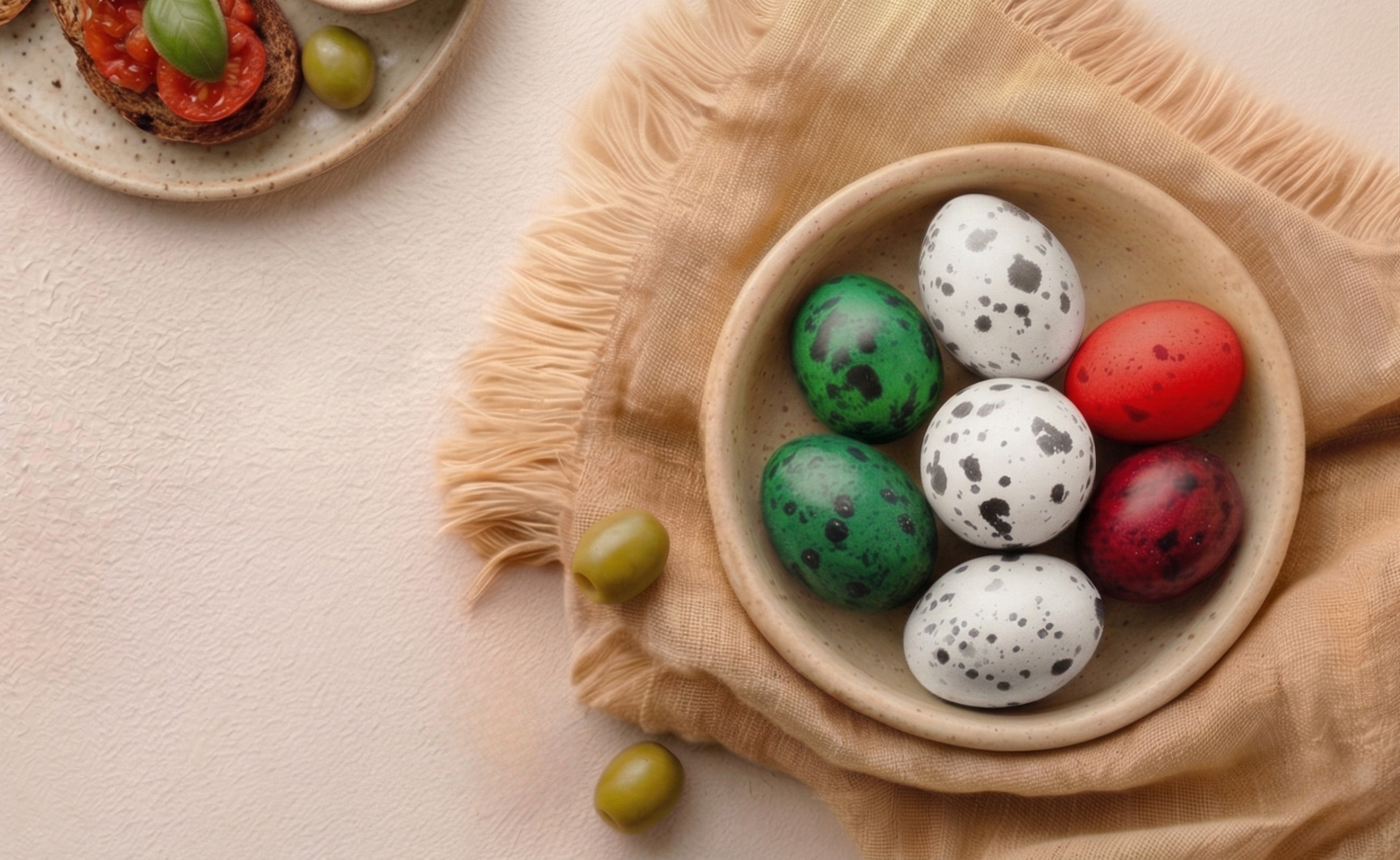 Drei italienische Olivenöle vor Küstenlandschaft