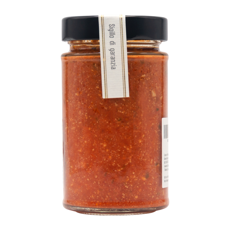 Tomatensauce mit Ricotta-Käse und Basilikum