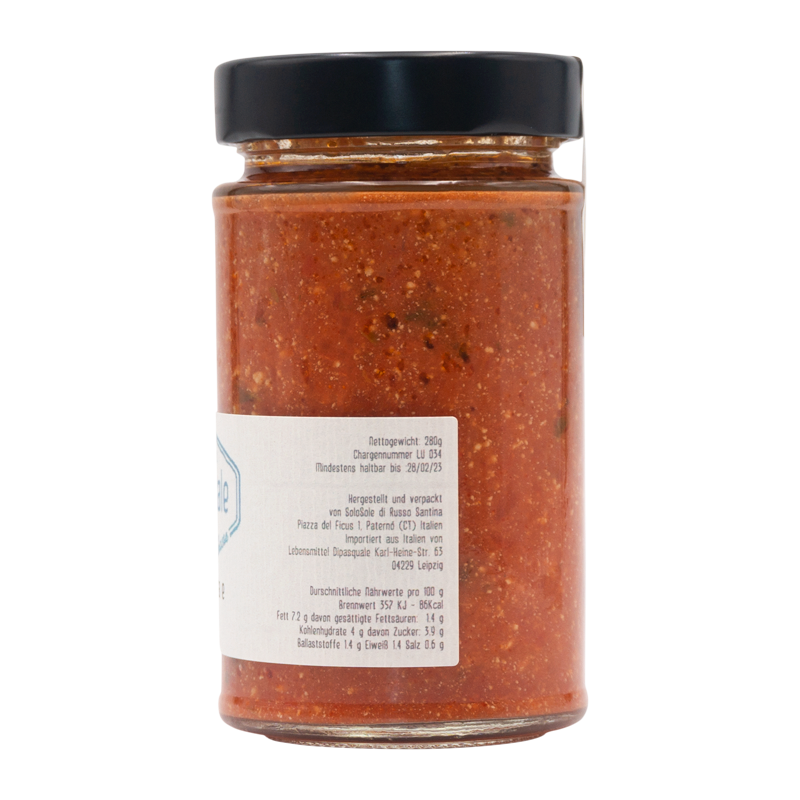 Tomatensauce mit Ricotta-Käse und Basilikum